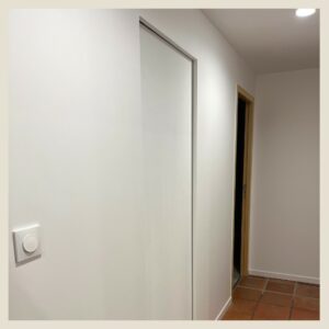 Porte à galandage prépeinte alvéolaire – PURE ESPACE